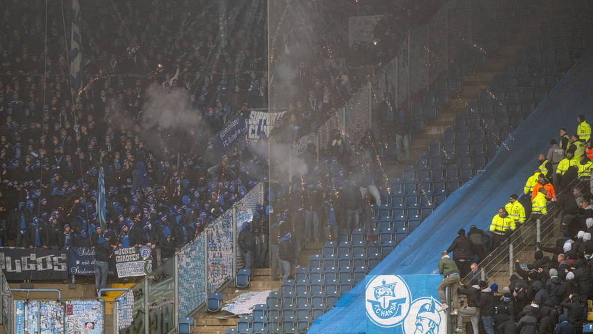 Schalke-Fans überwanden einen Sicherheits-Zaun