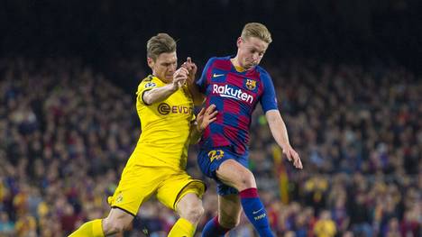 Frenkie de Jong (r.) im Duell mit Dortmunds Lukasz Piszczek