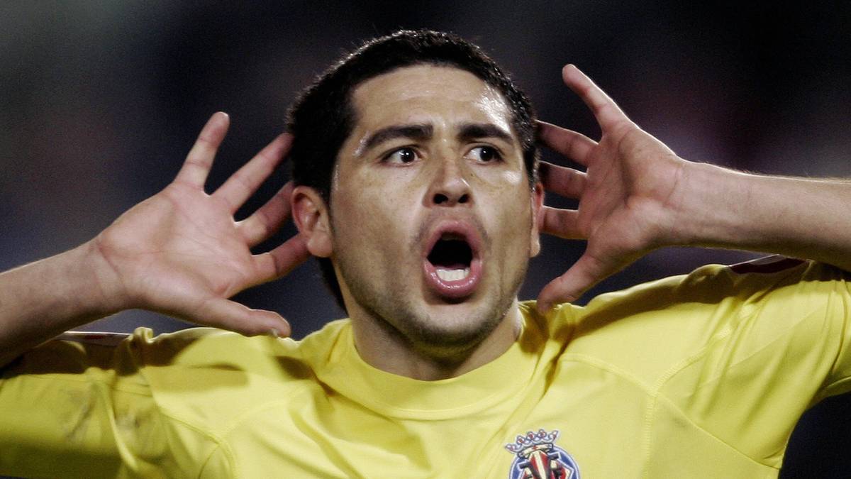Von 2003 bis 2007 sorgt der Ballkünstler in der spanischen Liga für Furore. Viele Topvereine wollen ihn, doch er schwört Villarreal die Treue. Danach kehrt Riquelme zu seinem Heimatklub, den Boca Juniors, zurück