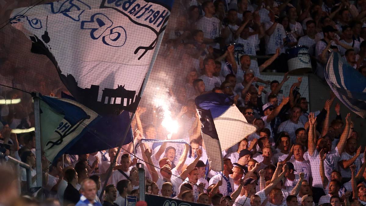 Nach einer kurzen Unterbrechung zu Beginn der zweiten Hälfte wegen des Zündens von Böllern, schickt Schiedsrichter Robert Hartmann die Mannschaften in der 76. Minute sogar in die Kabinen