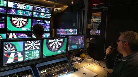 Einer der wichtigsten Jobs bei einer Darts-Weltmeisterschaft, der Darts-Spotter. Er gibt den Kameras die Richtung vor und weist jeden Wurf an.