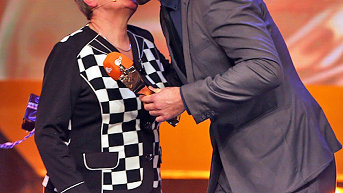 Und schließlich gibts noch ein Küsschen von Harting für die Oma. Auf den Plätzen zwei und drei landen übrigens Kombinierer Eric Frenzel und Rodler Felix Loch