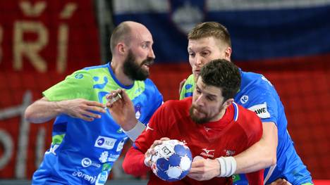 Für Slowenien (blau) und Tschechien ist die Handball-EM beendet