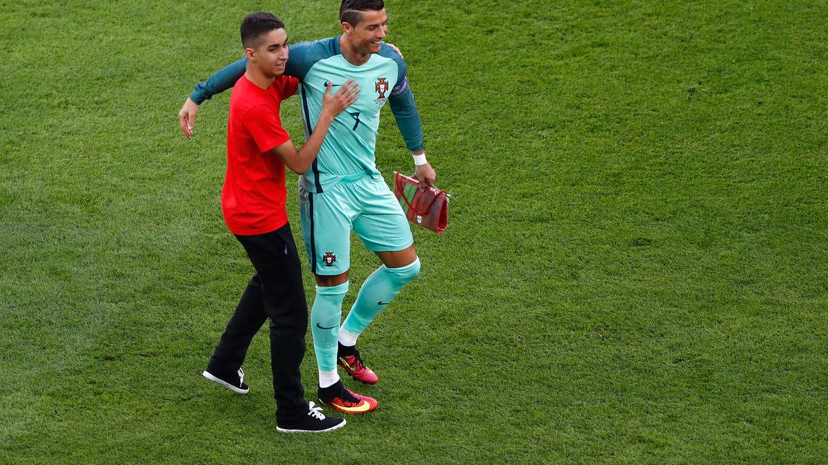 Ronaldo lacht herzhaft darüber und nimmt ihn in den Arm