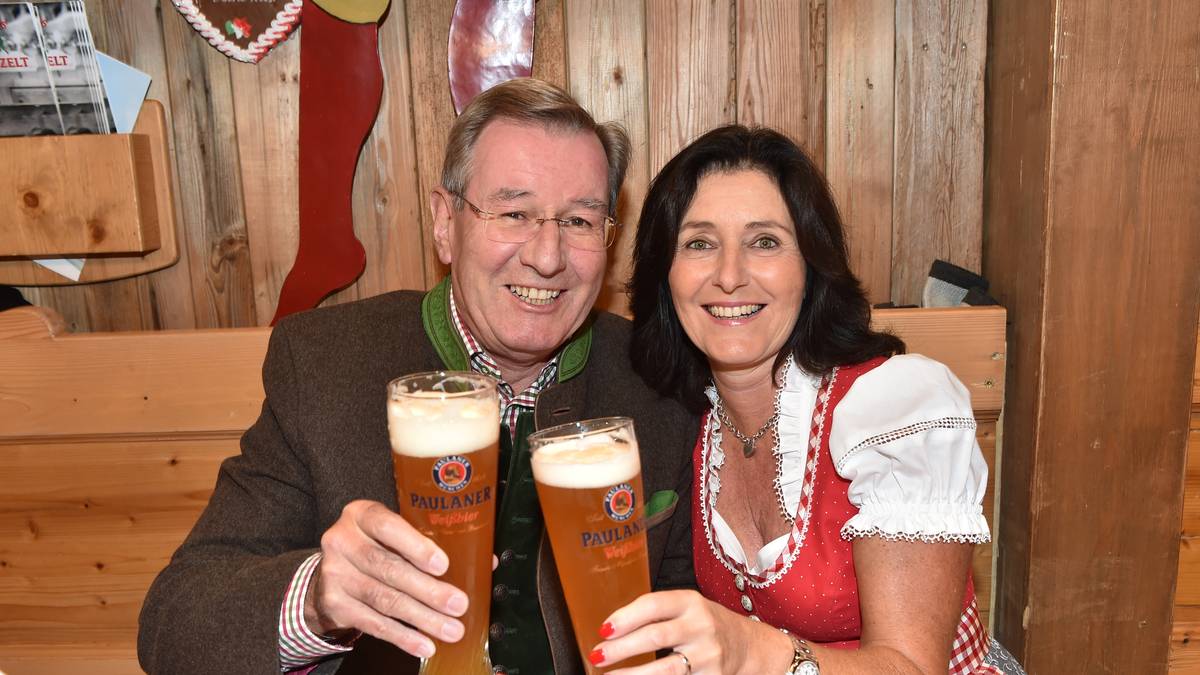 Und auch der ehemalige Präsident des Rekordmeisters, Karl Hopfner, lässt es sich auf der Wiesn mit seiner Frau Anne Kröhl gutgehen