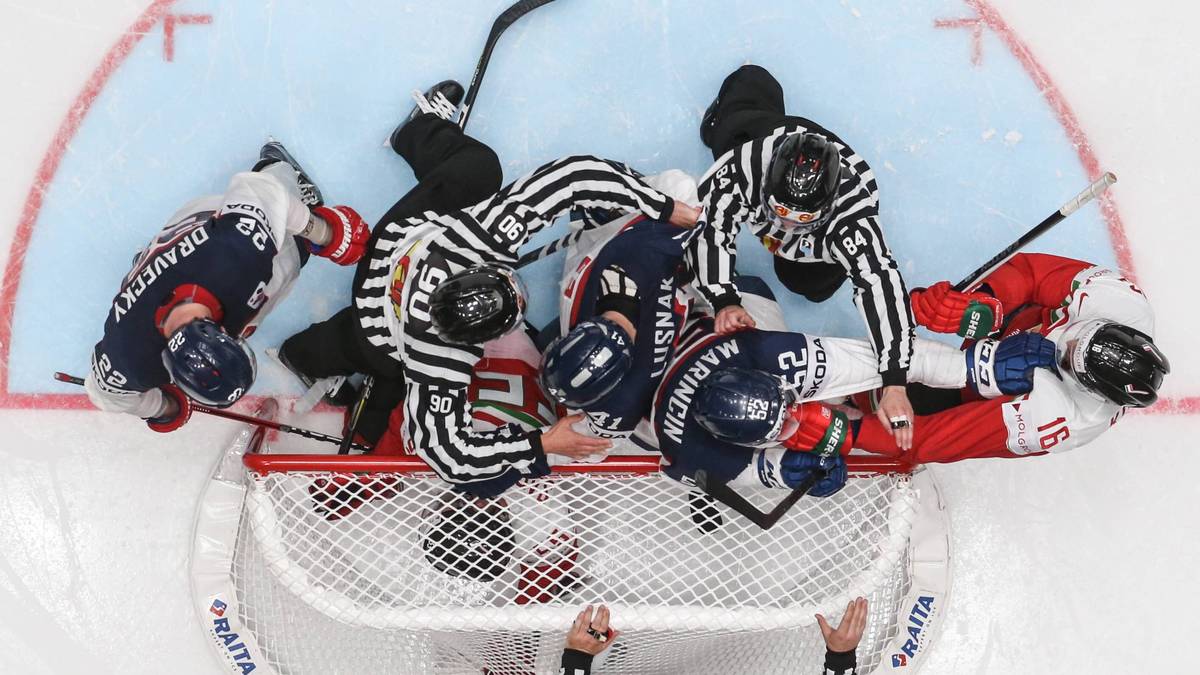 Reichlich Gerangel vor dem Tor gibt es beim Spiel der US-Amerikaner gegen Weißrussland