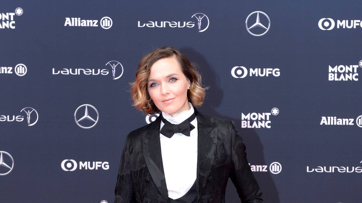 Radrennfahrerin Victoria Pendleton wirft sich statt ins Abendkleid lieber in einen Dreiteiler mit Fliege