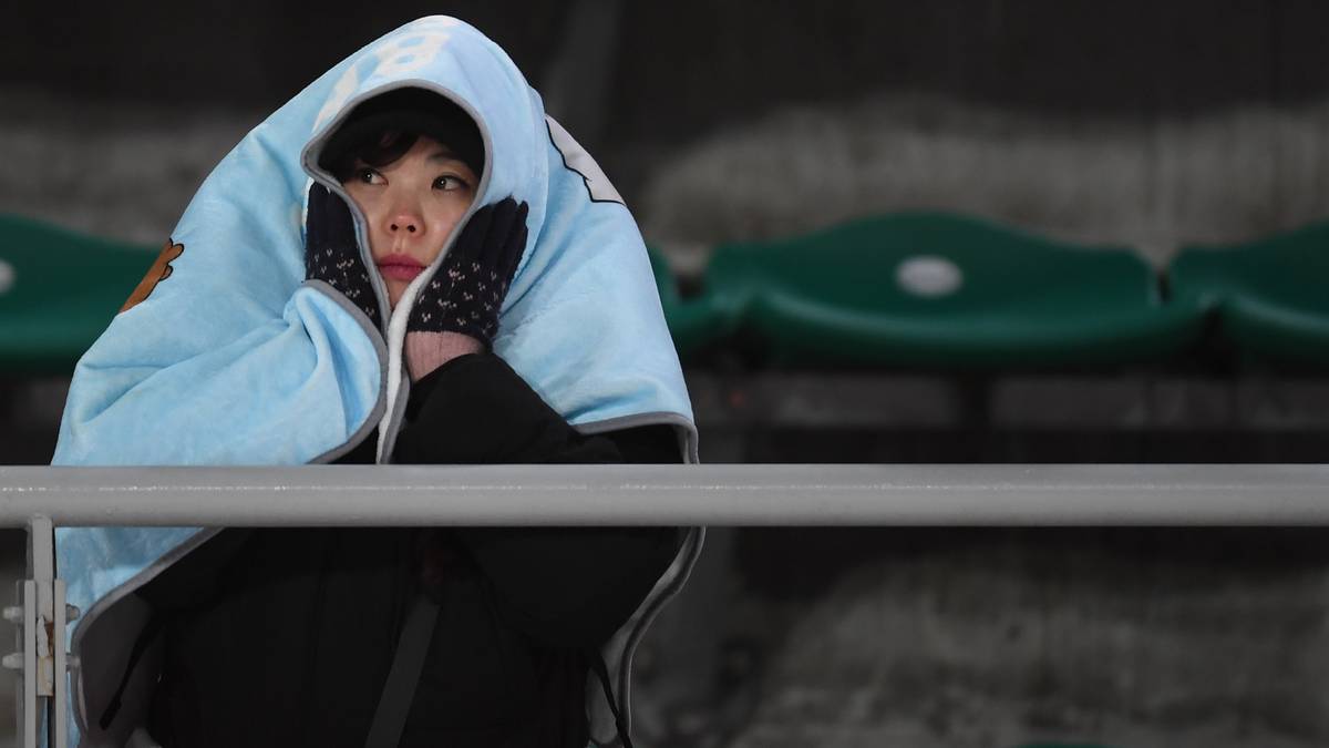 Dick in eine Decke gepackt ist diese Zuschauerin. Vollkommen zurecht: Am Abend kann es in Pyeongchang aktuell bis zu minus 15 Grad kalt werden