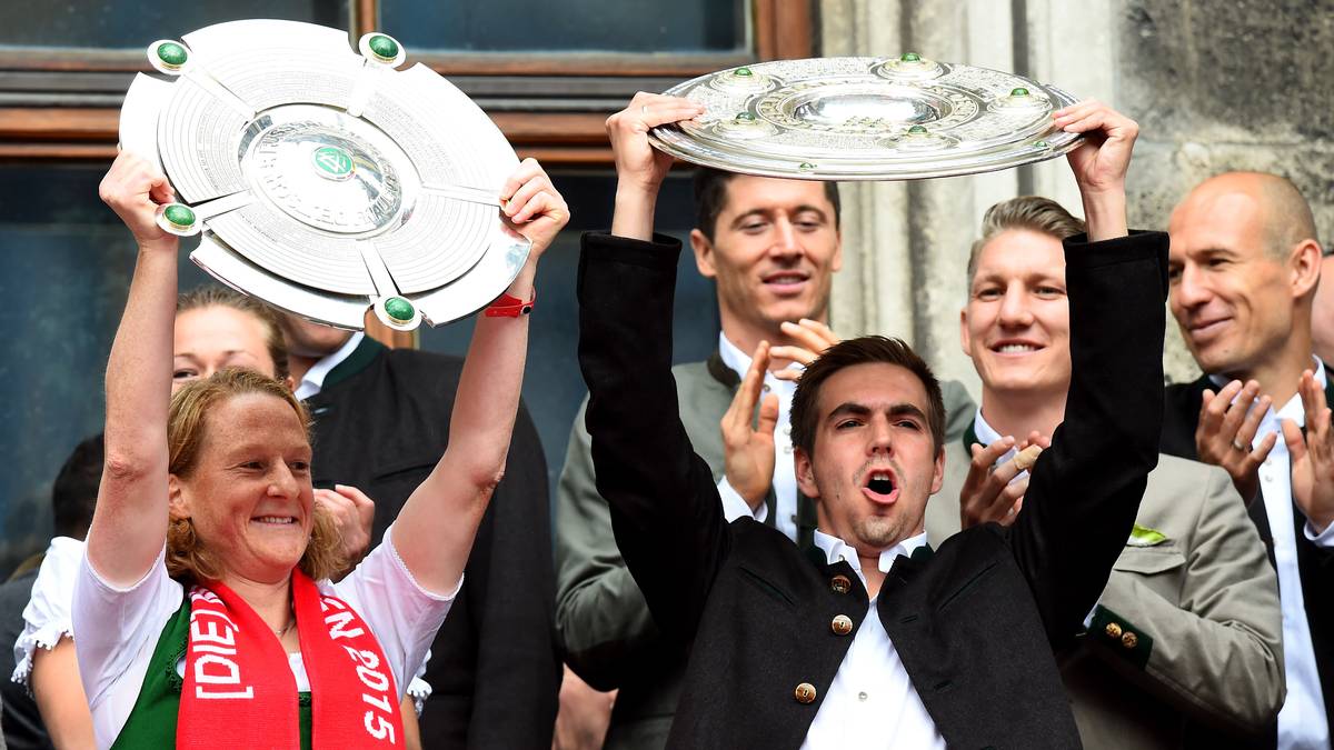 Bei der Meisterfeier ihres Vereins am Münchner Marienplatz stemmt Melanie Behringer gemeinsam mit Philipp Lahm die Meisterschale. Es ist der erste nationale Titel für die bereits seit 2003 in der Bundesliga aktive Behringer