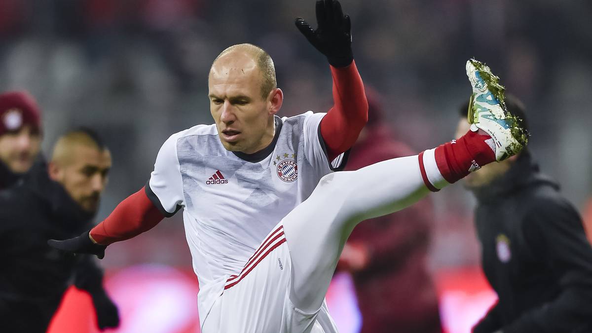 Arjen Robben läuft vor dem Spiel gegen Atletico komplett in weiß auf und zeigte einige erstaunliche Aufwärmbewegungen - damit wäre er auf jeden Fall reif für das "Weiße Ballett"