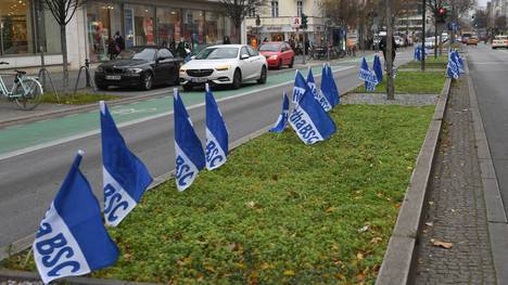 Die Hertha-Fahnen in Berlin werden von Ordnungsamt und Polizei entfernt