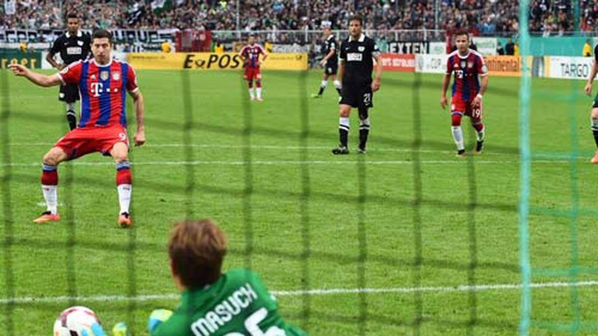 Allerdings scheitert Robert Lewandowski in Nachspielzeit mit dem schwach geschossenen Foulelfmeter an Torhüter Daniel Masuch