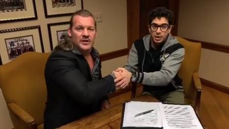 Chris Jericho bei der Vertragsunterschrift mit AEW-Chef Tony Khan