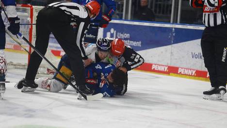 Zoff beim Spiel zwischen den Adler Mannheim und den Eisbären Berlin  zwischen Nick Cicek und Mik Eric