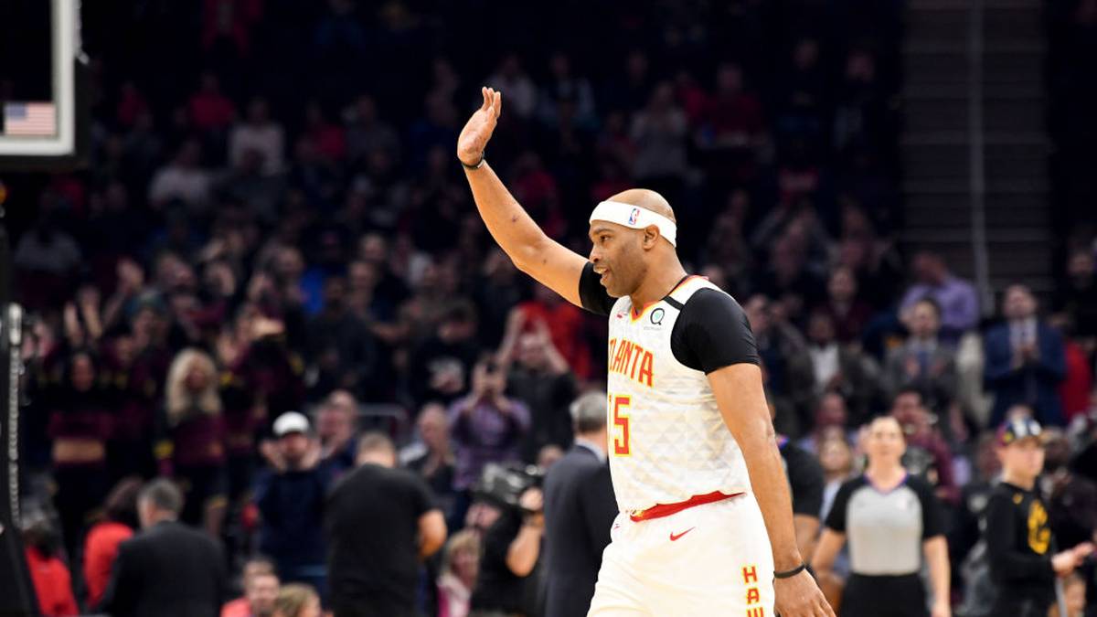 VINCE CARTER: Eine legendäre NBA-Karriere endet womöglich kurios und vorzeitig. Sein vorerst letzter Wurf aus der Distanz im Dress der Atlanta Hawks fiel als Dreier gegen die New York Knicks durch den Ring. Ob Carter noch einen endgültigen Abschied bekommt, steht in den Sternen.