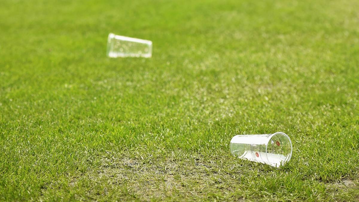 Die Hamburger Fans schmeißen ihren Frust in Form von leeren Bierbechern aufs Feld