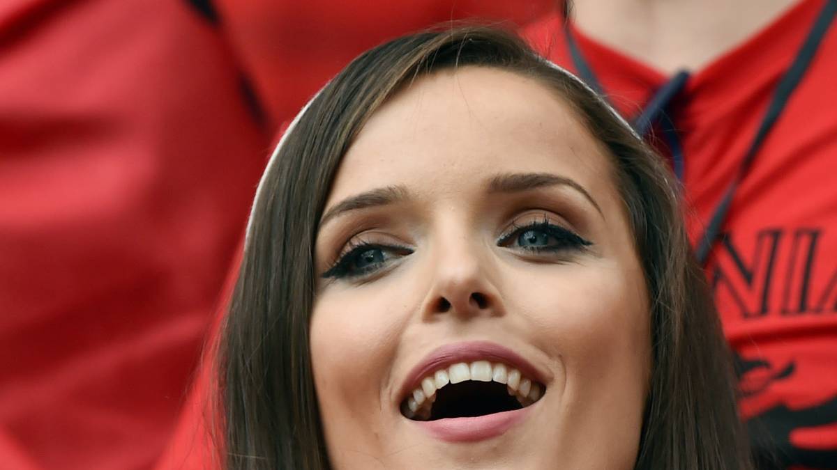 Sie scheint vom ersten EM-Spiel Albaniens angetan zu sein