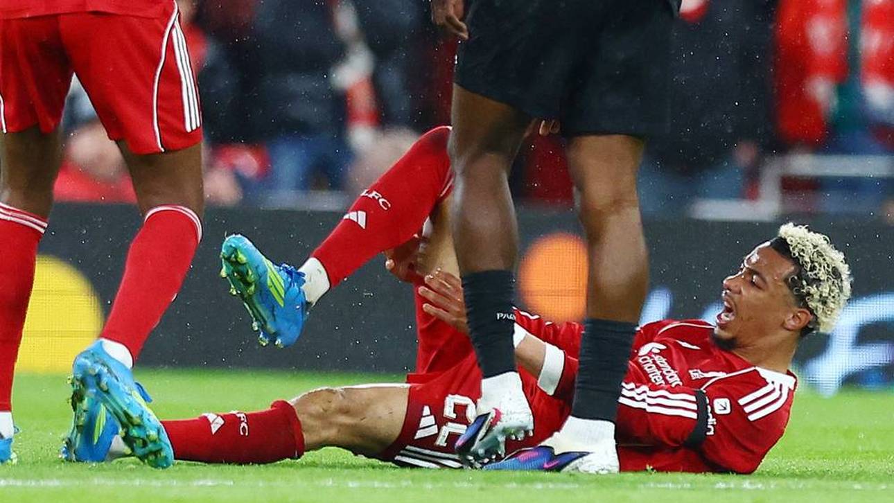 Hugo Ekitiké musste vom Platz getragen werden