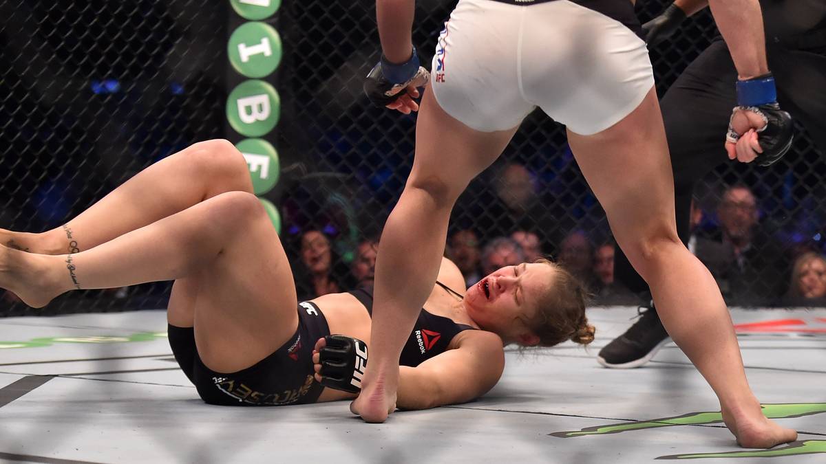 Ende 2015 erlebte Rousey bei der UFC den ersten Rückschlag: Sie verlor ihren Bantamgewichtstitel in Australien durch K.o. gegen Holly Holm