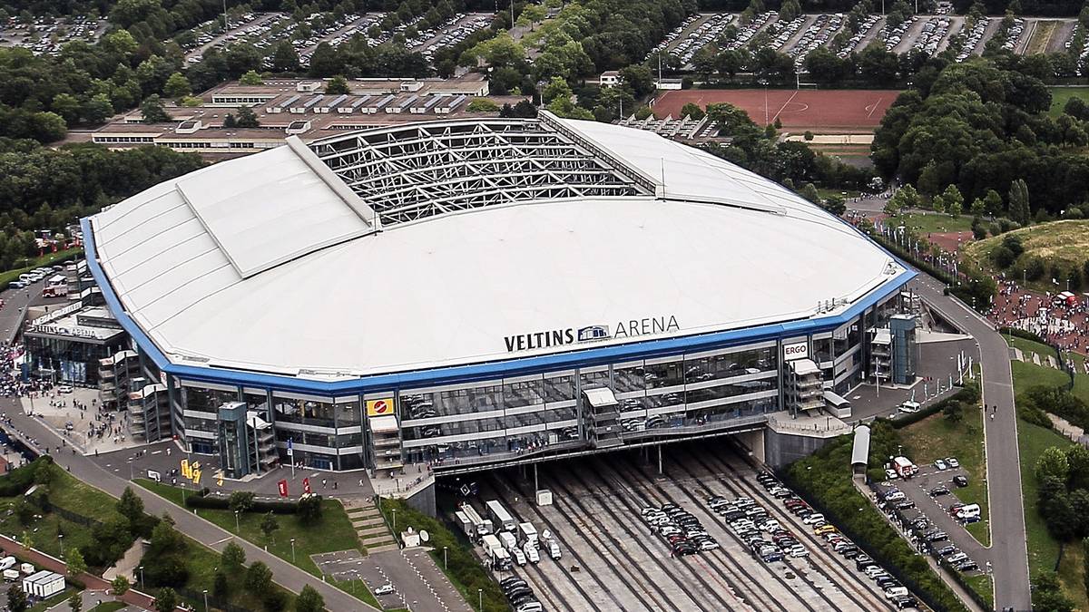 GELSENKIRCHEN - VELTINS ARENA (54.740 Plätze): Mitten im Ruhrpott. Einst die "Stadt der 1000 Feuer", mit ihren zahlreichen Zechen ein Zentrum der Steinkohleförderung. Nach dem Zechensterben mit großen Problemen beim Strukturwandel
