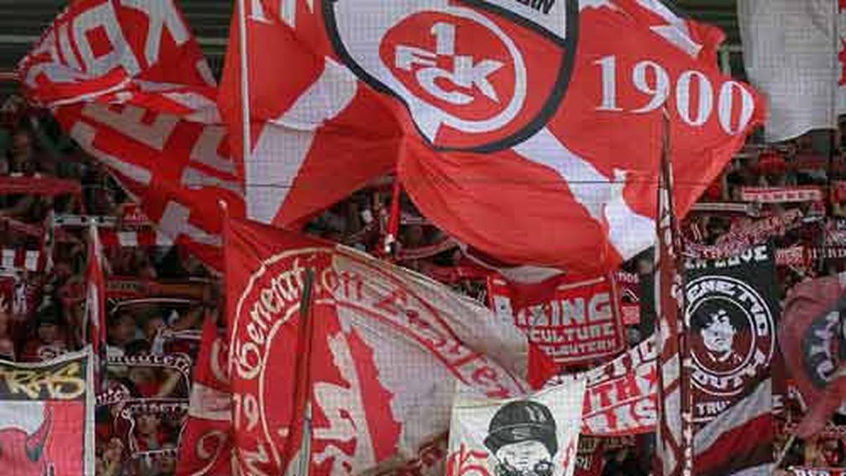 Im Derby beim SV Wehen Wiesbaden können am Ende die Fans des 1. FC Kaiserslautern jubeln. Nach Elfmeterschießen setzt sich ihre Mannschaft beim Drittligsiten durch