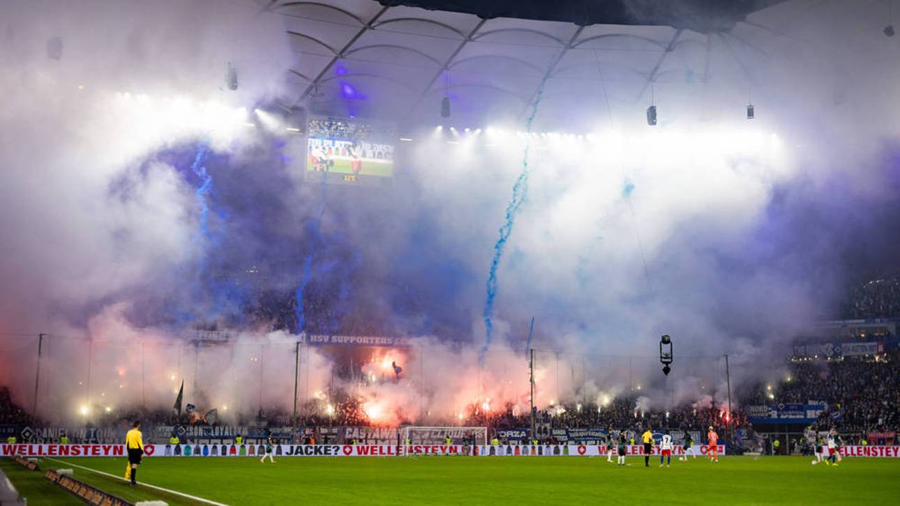 Fans des Hamburger SV zünden Pyrotechnik