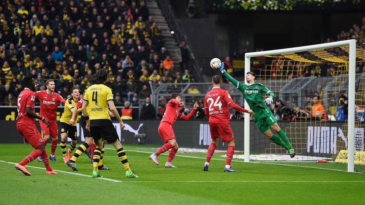 In Dortmund gerät Hannover früh unter Druck. Gut, wenn dann Torhüter Ron-Robert Zieler so schön fliegt
