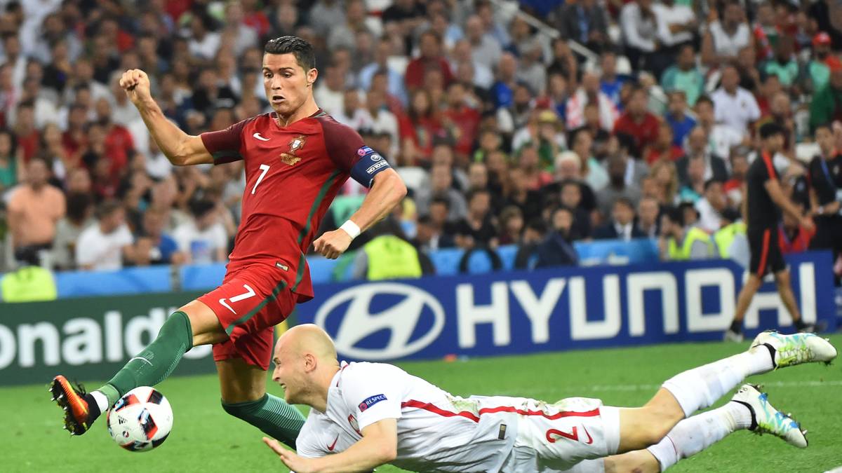 Er selbst vergab teilweise kläglich.  Wie hier gegen Polen, als er vor dem Tor ein Luftloch schoss