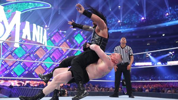 Die WWE-Topstars Brock Lesnar (u.) und Roman Reigns sind momentan nur bei RAW zu sehen