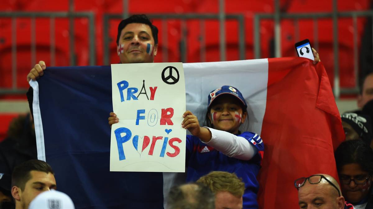 Vier Tage nach den Anschlägen von Paris im November 2015 trat die französische Nationalmannschaft im Londoner Wembleystadion an. Und  die englischen Fans zeigten sich solidarisch. Das ganze Stadion wurde in die französischen Nationalfarben getaucht 