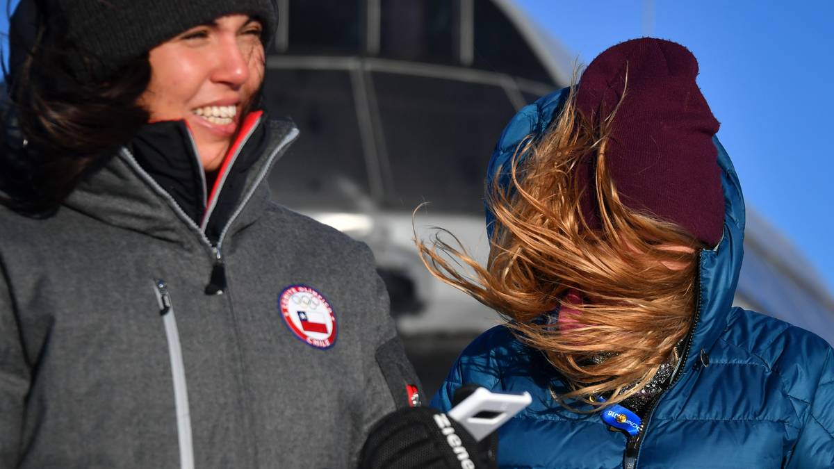 Auf diesem Bild aber ist es vollkommen von den wehenden Haaren verdeckt. Ihrer chilenischen Kollegin Noelle Barahona scheint's zu gefallen