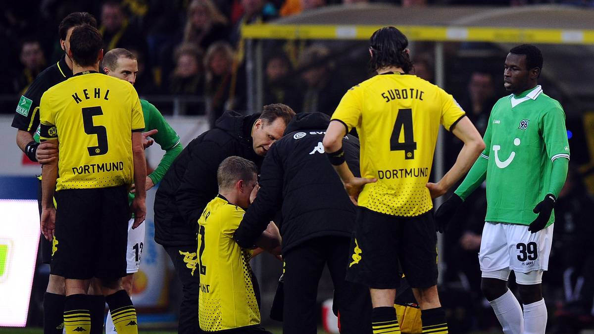 AUGAPFELPRELLUNG (Februar 2012): Hannovers Mame Diouf sorgt für den nächsten bangen Moment bei Bender, als er dem Mittelfeldspieler unabsichtlich ins Gesicht tritt. Bender muss blutüberströmt ausgewechselt werden, kommt aber mit Prellungen im Gesicht davon