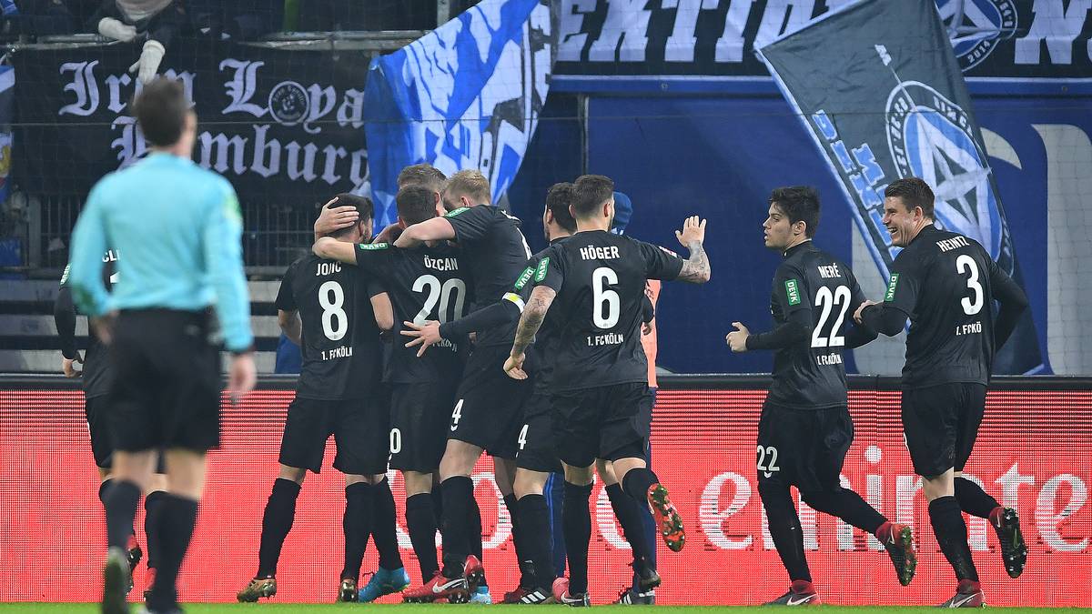 27 Minuten sind gespielt, ehe es wieder Derby-Held Simon Terodde (irgendwo in der Jubeltraube versteckt) ist, der zuschlägt. Der Ex-Stuttgarter ist wie schon gegen Gladbach per Kopf zur Stelle und markiert die so wichtige Führung für den FC