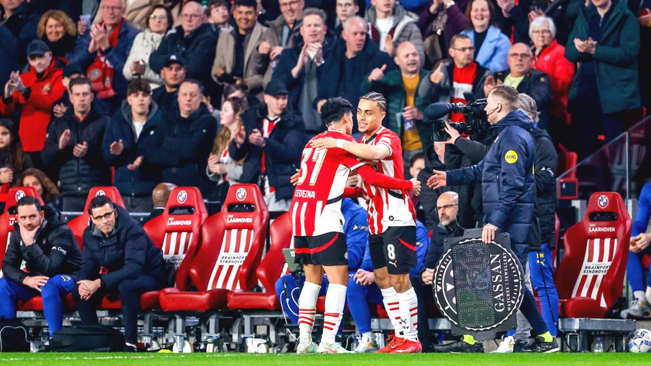 Sergino Dest wird von den PSV-Fans gefeiert