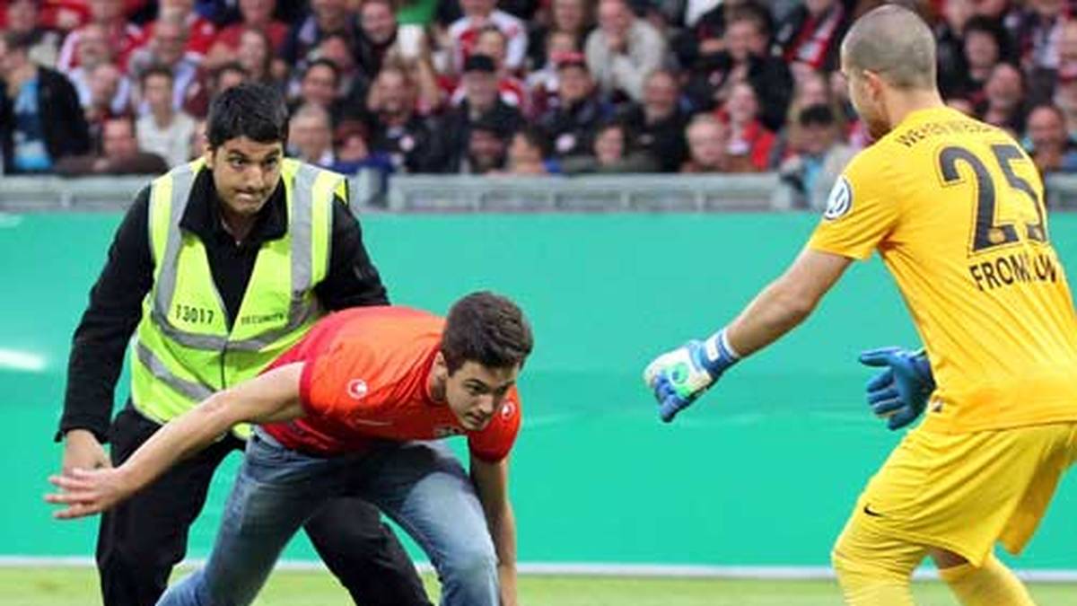 Das Spiel selbst bietet wenig Höhepunkte. Interessant wird es erst vor Schluss der regulären Spielzeit, als ein Flitzer die Beteiligten in Atem hält. Einem Ordner kann der Scherzkeks noch entkommen, bei Wehens Torwart Florian Fromlowitz ist aber Schluss mit lustig