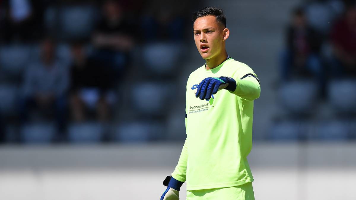 DANIEL KLEIN (TSG Hoffenheim, 13.3.01): Seit dem 1. Juli 2014 trägt Klein das Trikot der TSG und entwickelte sich dort zum Stammtorhüter in den Jugendmannschaften. Aktuell rockt Klein mit seinen Kumpels die Youth League, wo er im Halbfinale auf den FC Porto trifft