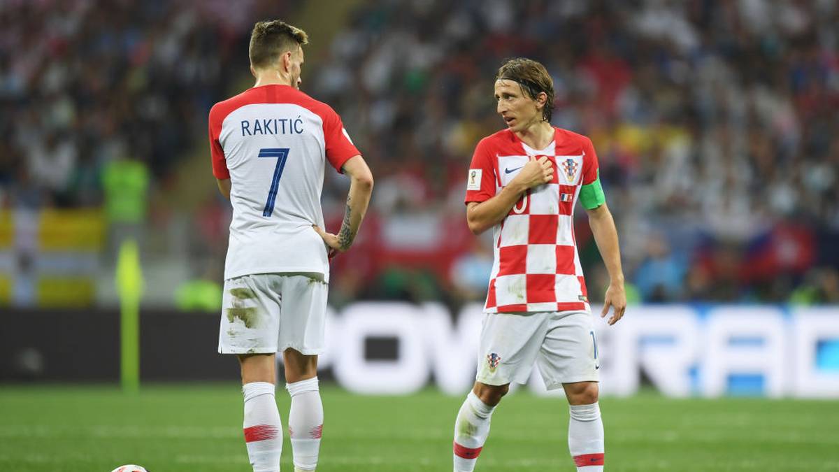 KROATIEN: IVAN RAKITIC (l.) und LUKA MODRIC prägten beim Vize-Weltmeister das Spiel der vergangenen Jahre eindrucksvoll. Das sollte auch 2020 so sein. Doch auch an den beiden Stars nagt der Zahn der Zeit. 2021 wäre Rakitic 33, Modric 35. Reicht das noch für Topleistungen? Diese Frage muss im kommenden Jahr auch IVAN PERISIC vom FC Bayern gefallen lassen, der dann 32 Jahre alt ist