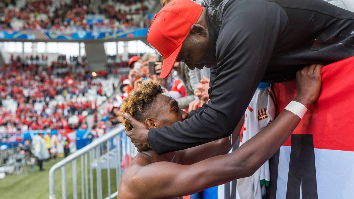 Des einen Freud ist des anderen Leid. Österreichs Star David Alaba muss sich nach der Niederlage von seinem Vater George trösten lassen