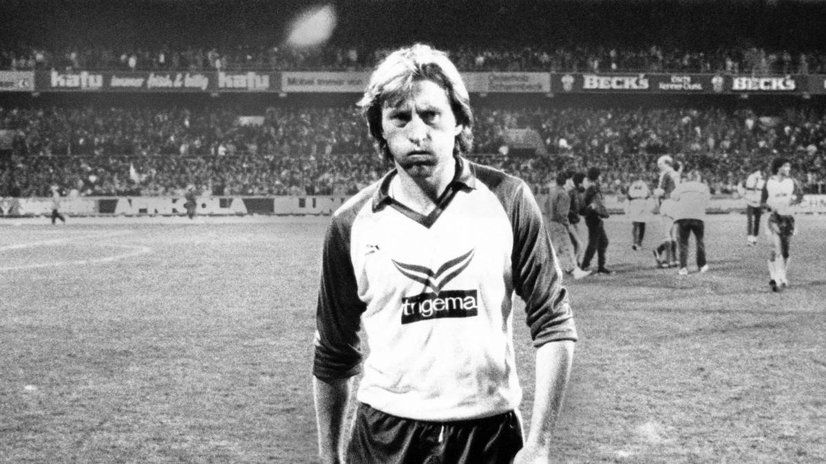 Michael Kutzop scheitert nach 39 erfolgreichen Elfmetern in Folge am Aluminium. Bremens Titelträume sind zunichte, Bayern wird später Meister. "Noch heute höre ich den Ball am Pfosten", erinnert sich der Pechvogel