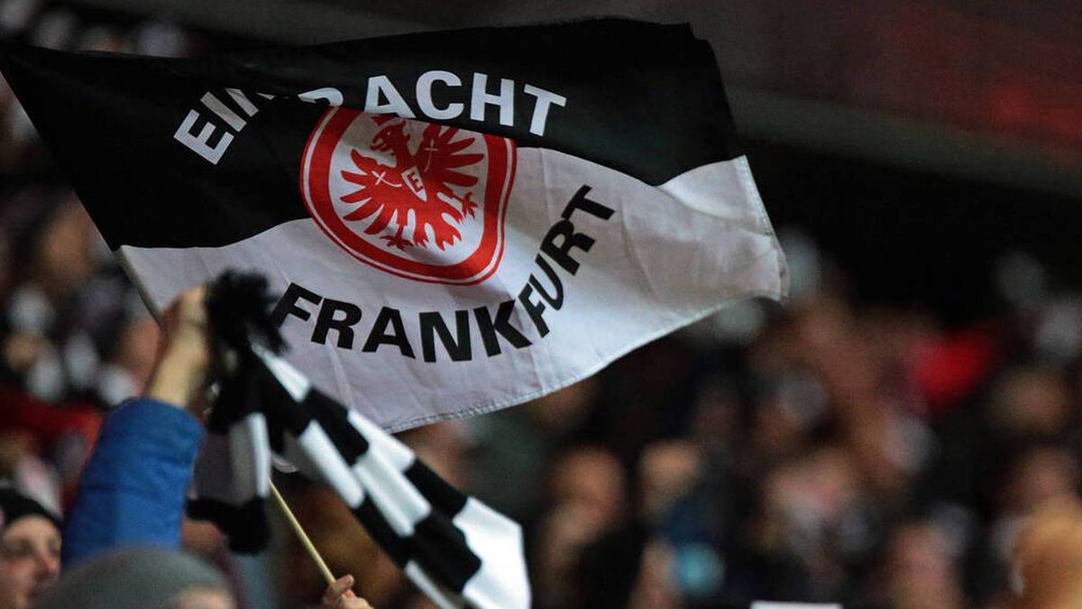 Fußball-Bundesligist Eintracht Frankfurt hat trotz des Europa- League-Titels in der vergangenen Saison ein großes finanzielles Minus verzeichnet. 