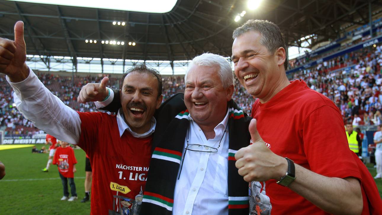 Peter Bircks (Bildmitte) feiert mit Jos Luhukay (l.) und Andreas Rettig den Aufstieg in die Bundesliga