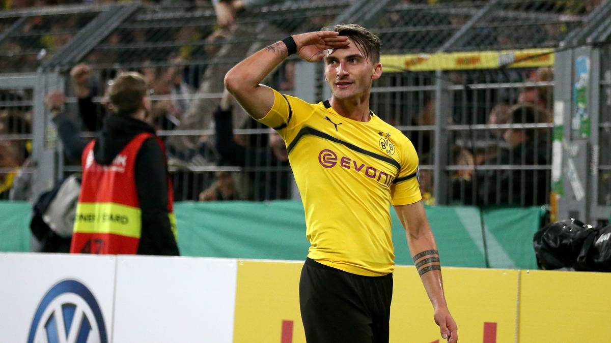 ...zum VfL Wolfsburg hinauszulaufen. Allerdings verriet Geschäftsführer Jörg Schmadtke, der Transfer des Stürmers sei "fast unmöglich". Philipp besitzt beim BVB einen bis 2022 laufenden Vertrag, spielt in den Überlegungen von Lucien Favre aber keine Rolle