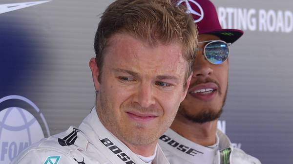 Nico Rosberg (l.) startet in Barcelona von Rang zwei hinter Teamkollege Lewis Hamilton (r.)