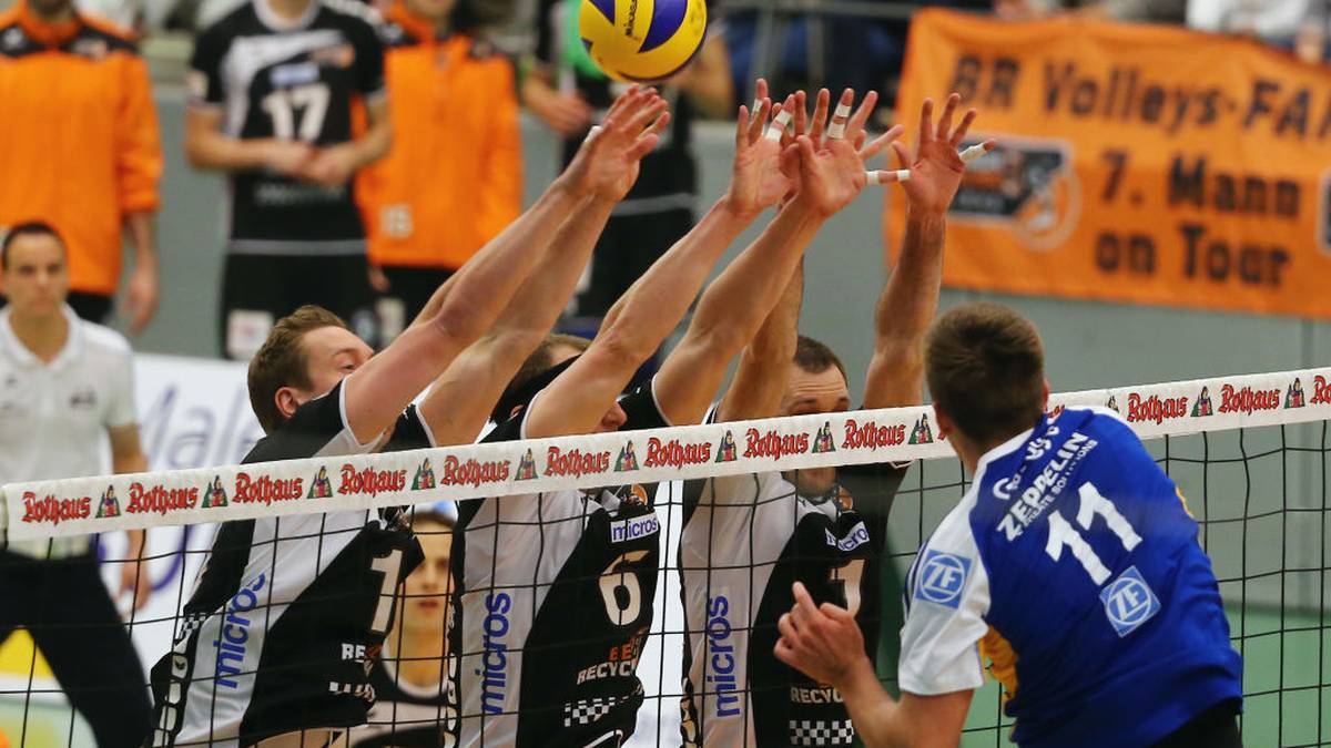 SAISON 2013/2014: Im Pokalfinale liefern sich die beiden Dauerrivalen im Gerry-Weber-Stadion in Halle einen echten Krimi. Erneut fällt die Entscheidung erst im Tie-Break, nur diesmal mit dem besseren Ende für Friedrichshafen