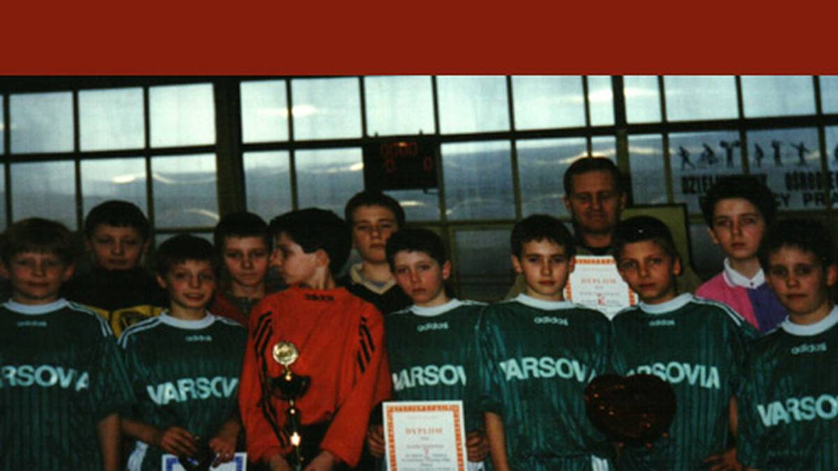 Lewandowski mit Pokal und Urkunde