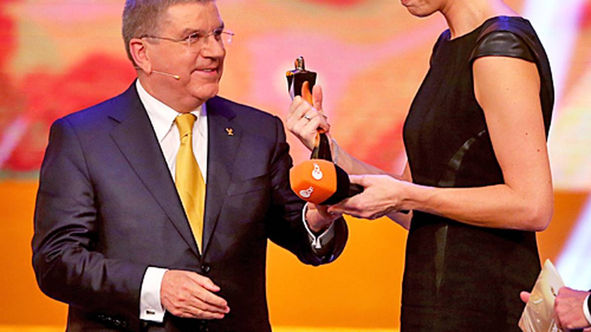 IOC-Präsident Thomas Bach überreicht der Olympiasiegerin und ehemaligen Weltklasse-Skifahrerin Maria Höfl-Riesch die Auszeichnung zur Sportlerin des Jahres