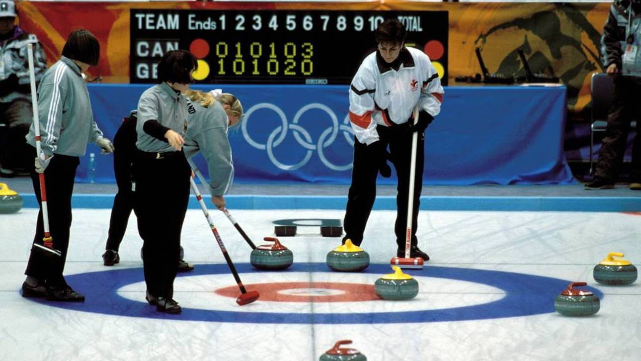 Sandra Schmirler (r.) beim Spiel gegen Deutschland bei Olympia 1998