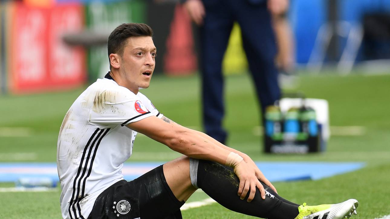 Social Media: Özil stürzt ab