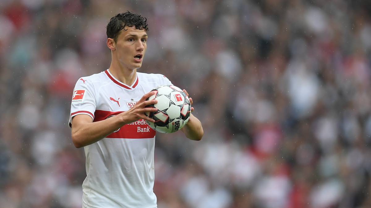 Doch der Verkauf von Benjamin Pavard für 35 Millionen Euro zum FC Bayern lindert die Sorgen etwas. Dennoch müssen massiv Kosten eingespart werden. Denn für die kommende Saison kalkulieren die Schwaben mit mindestens 30 Prozent weniger Umsatz
