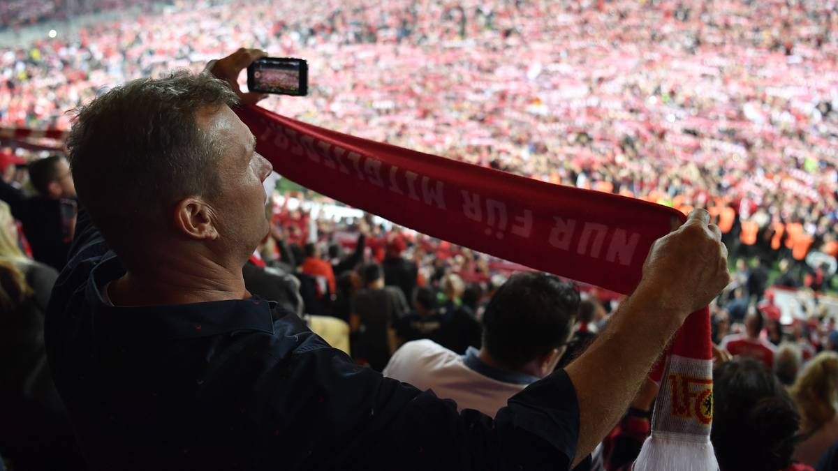 Diese Bilder vom Fahnenmeer in Rot werden in die Geschichte des Vereins aus dem Berliner Osten eingehen